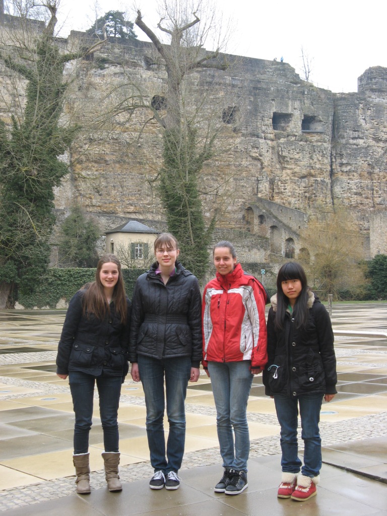 V.l.n.r.  Maaike Los, Michelle Sweering, Esther Visser en Chuyao Tong bij de Europese Wiskunde Olympiade voor Meisjes in Luxemburg.